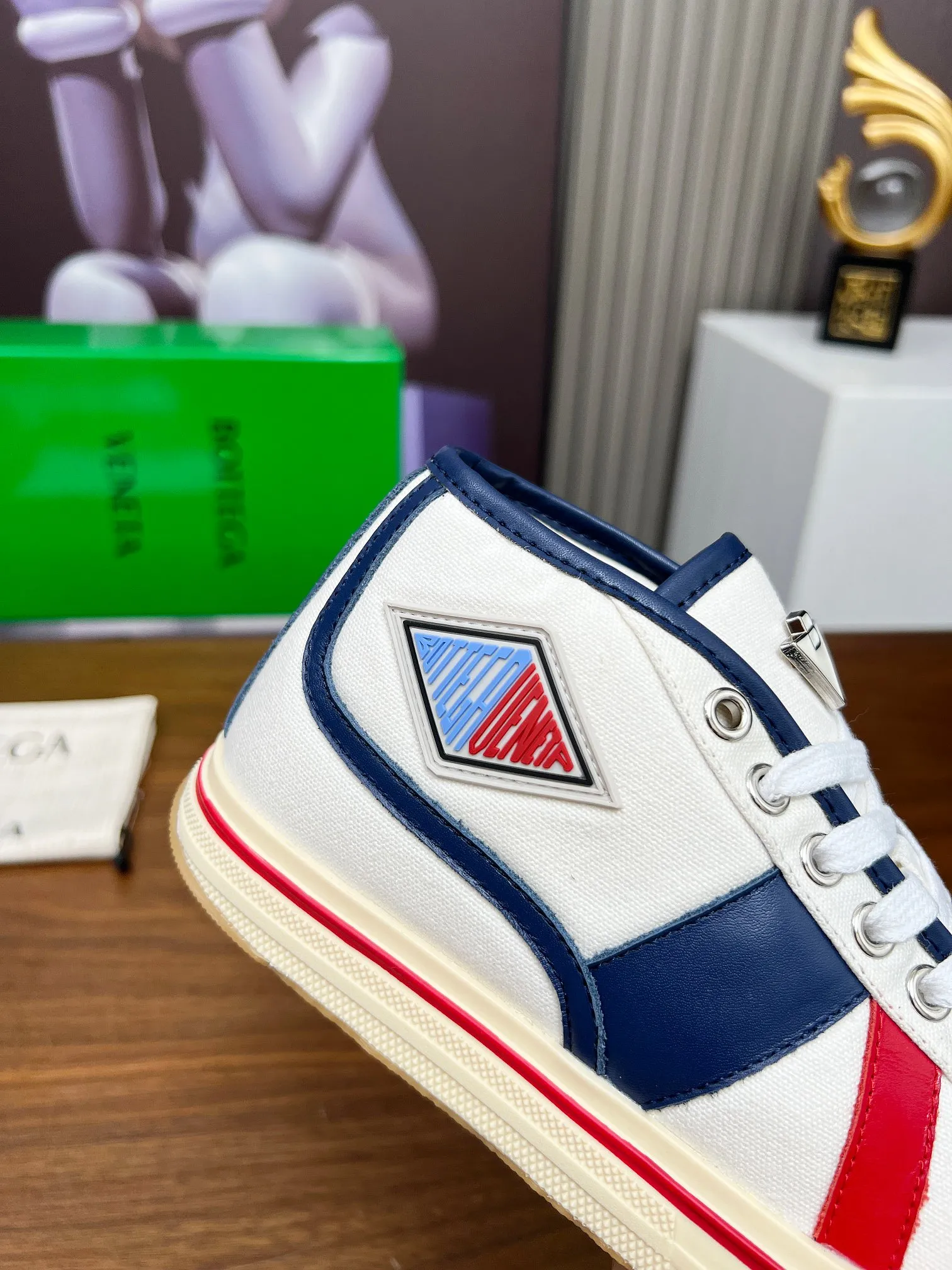 Men's men's shoes 💰520💰 Bottega Veneta BV's latest Eliot series retro basketball shoes casual sports canvas shoes 🔥Become a god when it is launched!🔥 Inspired by retro basketball sneakers, the color combination highlights youthful vitality and perfectly interprets the theme of youth and childlike innocence. The details are also very particular. The summer canvas brings excellent durability and comfort. Designs such as calfskin trim, rubber toe caps and hand-painted retro red lines are full of retro feel. The round toe and convex sole add a modern feel and are suitable for various styles. Easily create a fashionable atmosphere. The upper foot is the focus...can be worn as a couple's shoes...The red lines on each shoe edge are hand-painted, which adds more taste and attitude! ✦Fabric: Original customized high-density canvas + cowhide ✦Inner lining: original customized breathable canvas ✦Insole: movable latex cowhide insole ✦Sole: original molded non-slip and wear-resistant TPU material ✦Sole thickness: 3cm ✦Number of sizes: female size 35--40, female 40 is customized and non-returnable ✦Number: male size 39--45, male 45 is customized and non-returnable